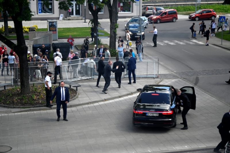 Le Premier ministre slovaque, Robert Fico, blessé par balle et hospitalisé